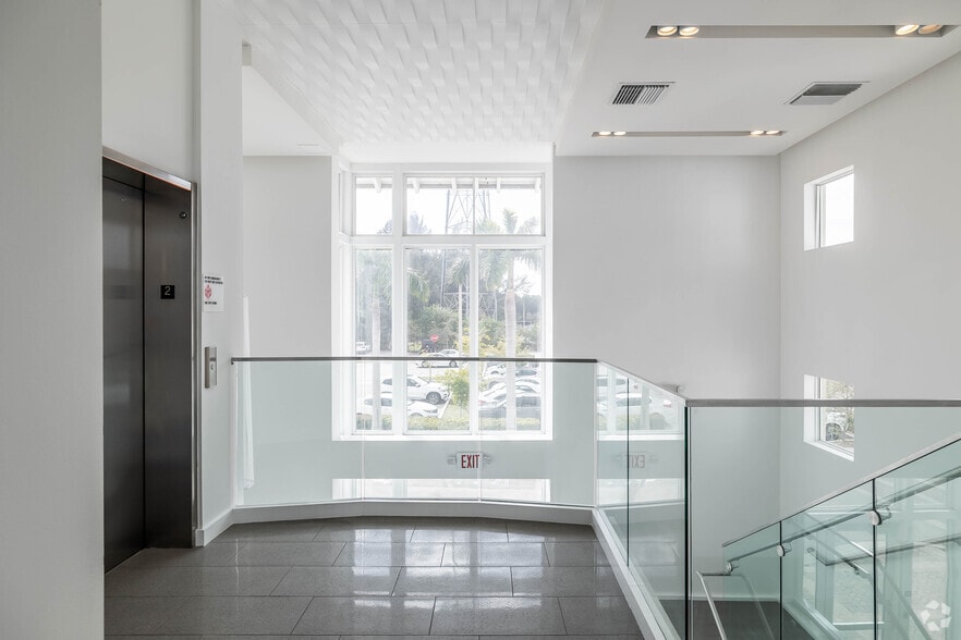 More Photos Of 15801 Biscayne Blvd, North Miami Beach Unknown For Lease