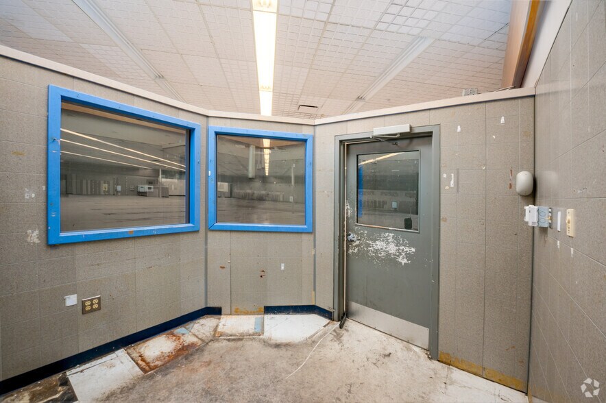 More Photos Of 4635 S Capitol St SW, Washington Drugstore For Lease