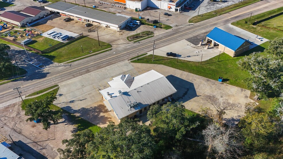 More Photos Of 918 W Plantation Dr, Clute Restaurant For Sale