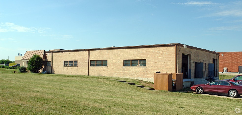 More Photos Of 1350 Chase St, Algonquin Manufacturing For Sale