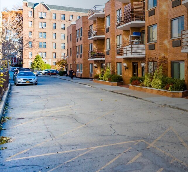 Primary Photo Of 11940 Metropolitan Ave, Kew Gardens Apartments For Lease