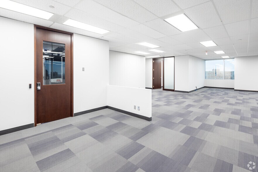 More Photos Of 1 Robert Speck Pky, Mississauga Unknown For Sale