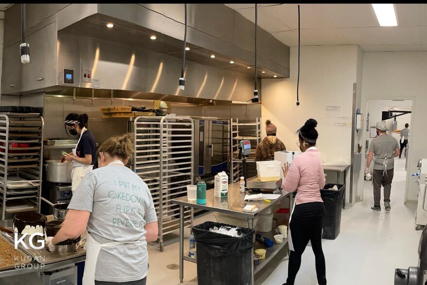 More Photos Of 1328-1332 W Grand Ave, Chicago Freestanding For Lease