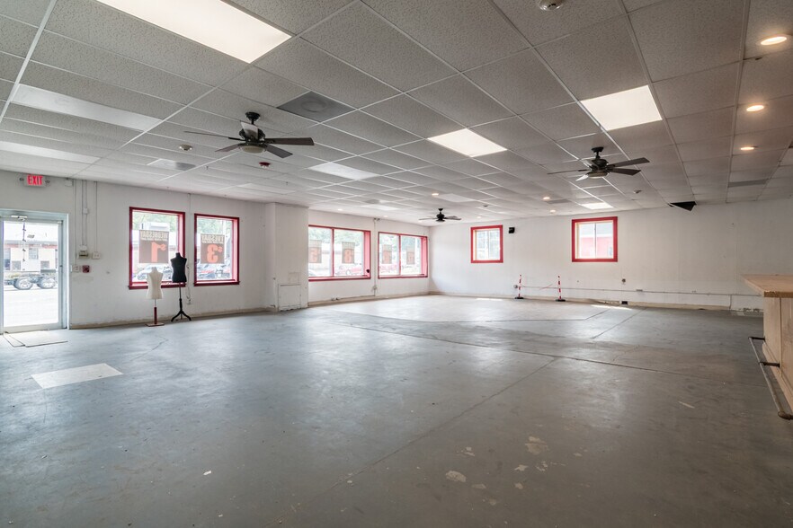 More Photos Of 167-169 Shaker Rd, East Longmeadow Veterinarian Kennel For Lease