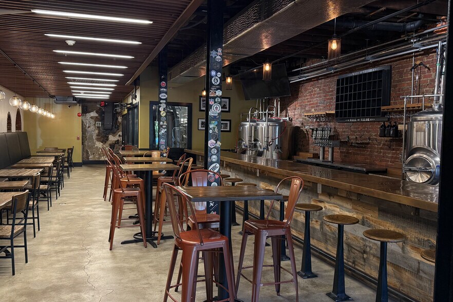 More Photos Of 723 8th St SE, Washington Storefront For Sale