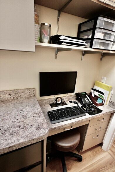 More Photos Of 4 Dearfield Dr, Greenwich Medical For Lease