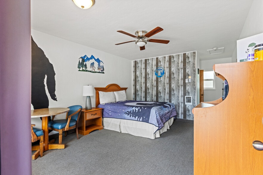 More Photos Of 787 N Central Blvd, Coquille Hotel For Sale