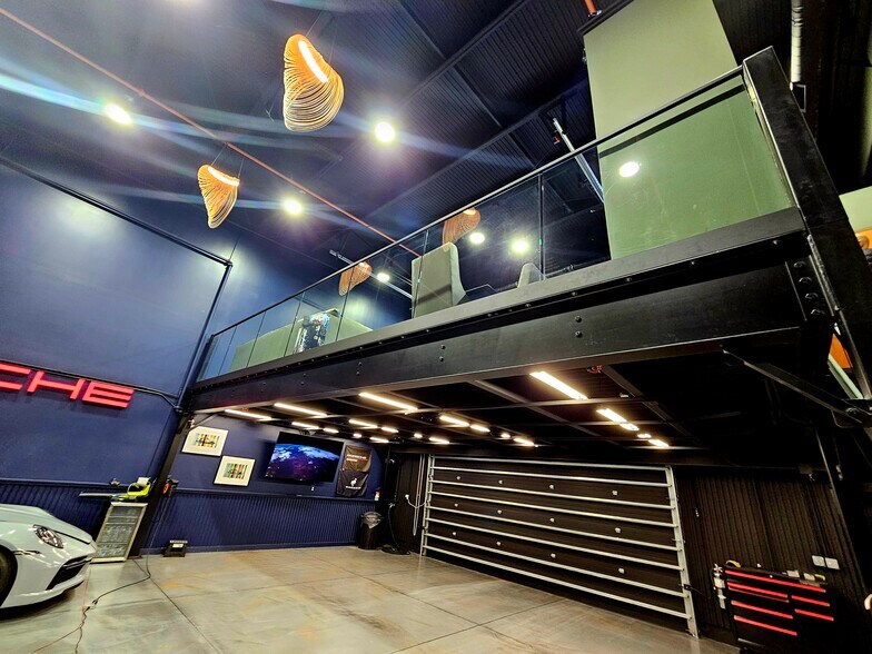 More Photos Of 104 E Speed Way, Pontiac Parking Garage For Sale