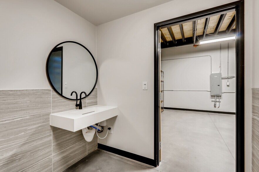 More Photos Of 2100 Double Creek Dr, Round Rock Showroom For Sale