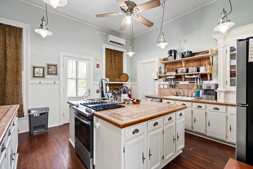 More Photos Of 1103 33rd St, Galveston Hotel For Sale