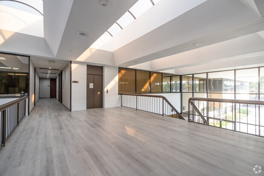 More Photos Of 333 N Rivershire Dr, Conroe Office For Lease