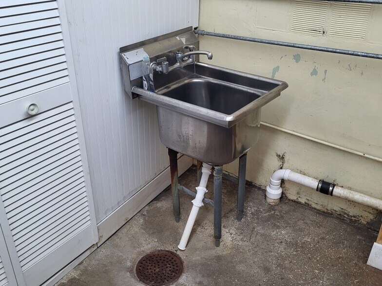 More Photos Of 320 Glebe Rd, Easton Office For Sale