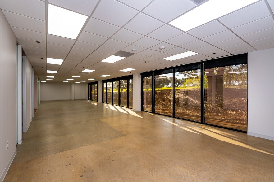 More Photos Of 104 Decker Ct, Irving Unknown For Lease