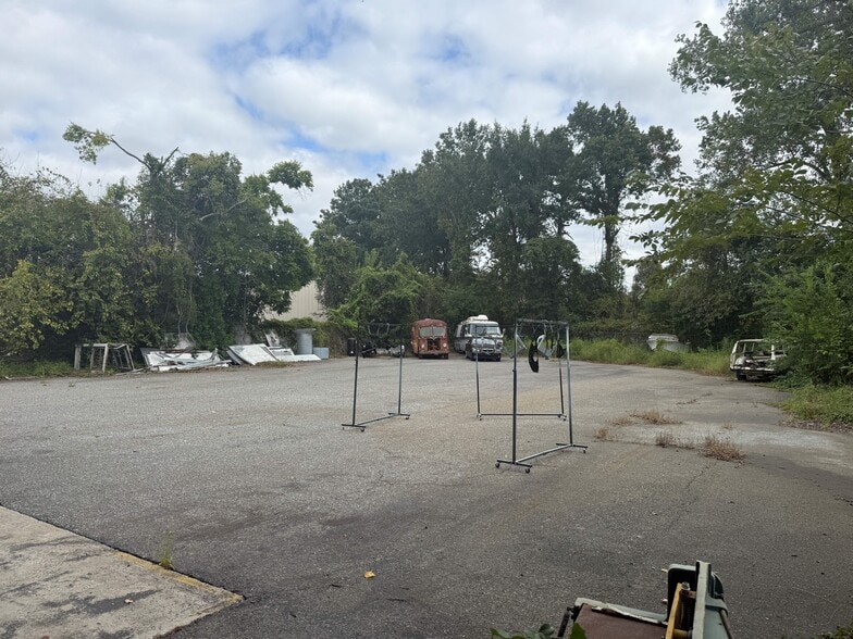 More Photos Of 2320 Air Park Rd, Charleston Warehouse For Lease