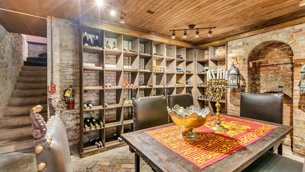 More Photos Of 119 E 37th St, Savannah Restaurant For Sale