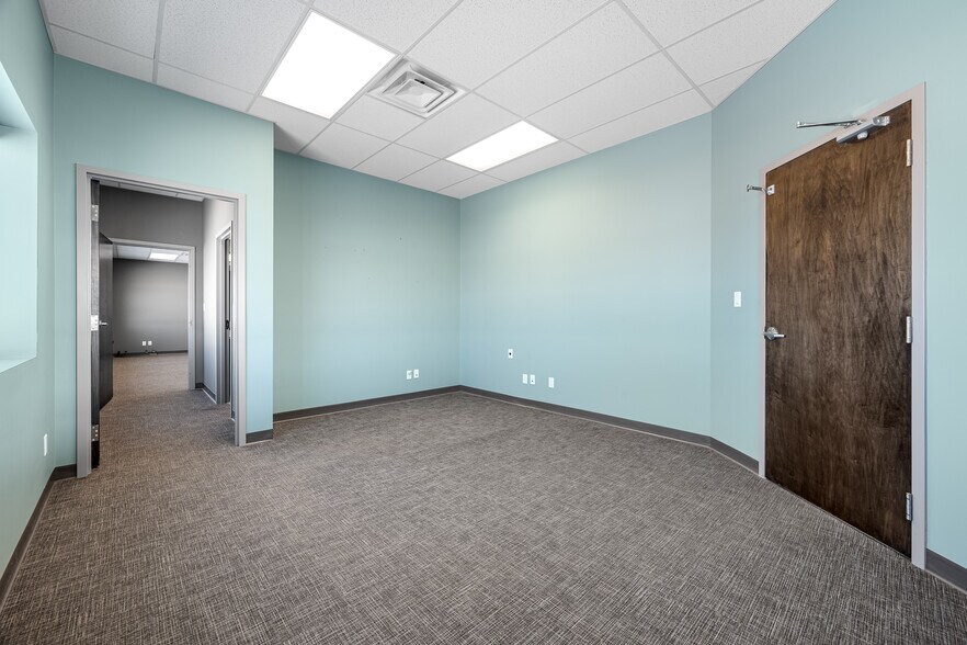 More Photos Of 5267 67 Av, Lloydminster Warehouse For Lease