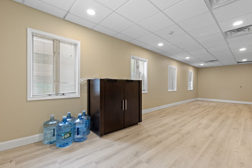 More Photos Of 1116 W Route 46, Parsippany Storefront Retail Office For Lease