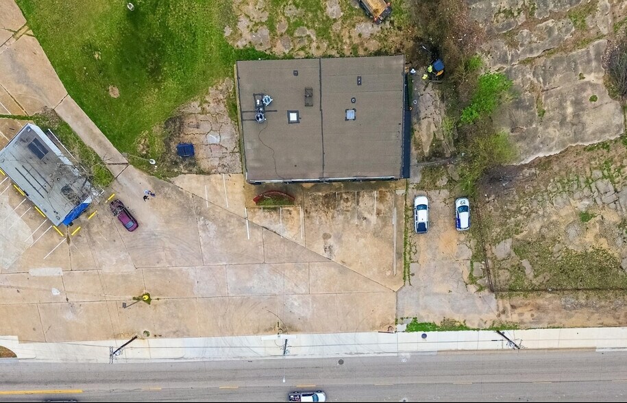 More Photos Of 2908 11th St, Dallas Office For Sale