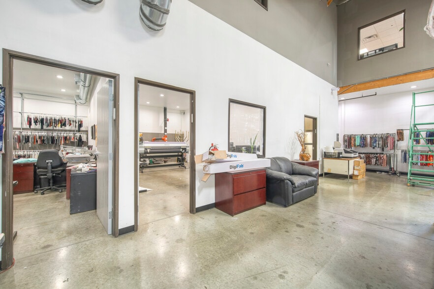 More Photos Of 1475 Long Beach Ave, Los Angeles Warehouse For Lease