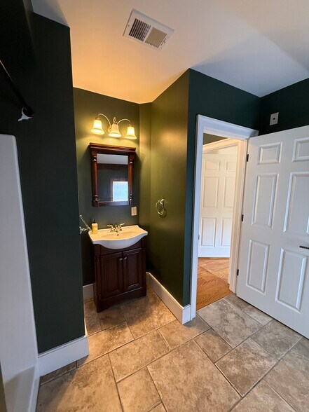 More Photos Of 931 Main St, South Glastonbury Office For Lease