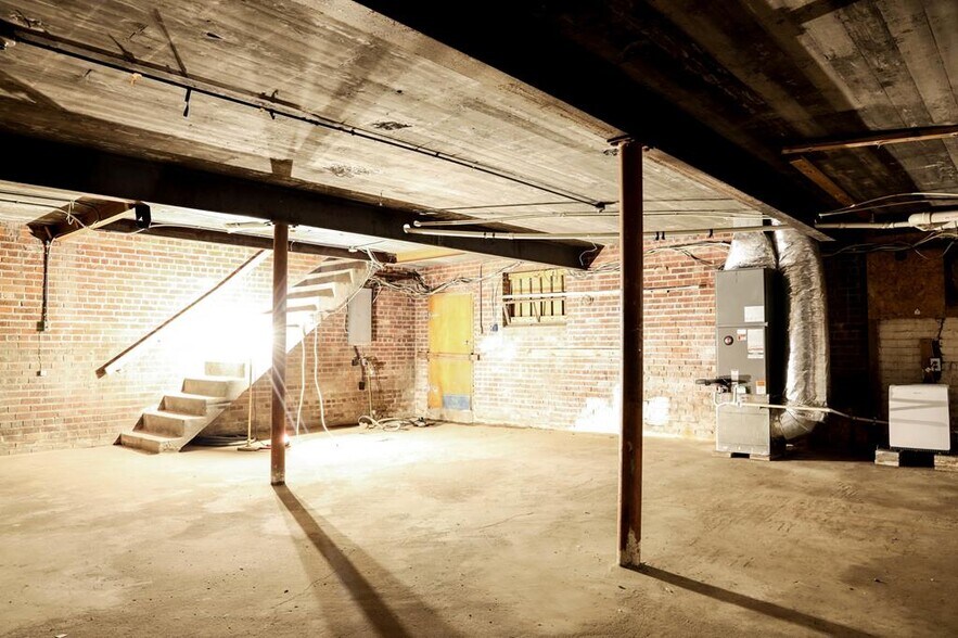 More Photos Of 122 N 3rd Ave, Chatsworth Office For Sale