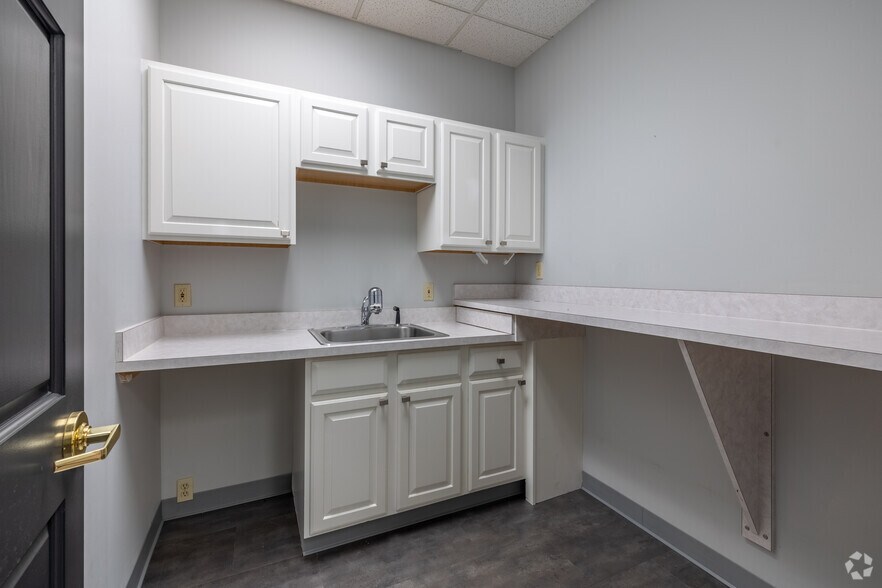 More Photos Of 85 Executive Pky, Hudson Unknown For Lease