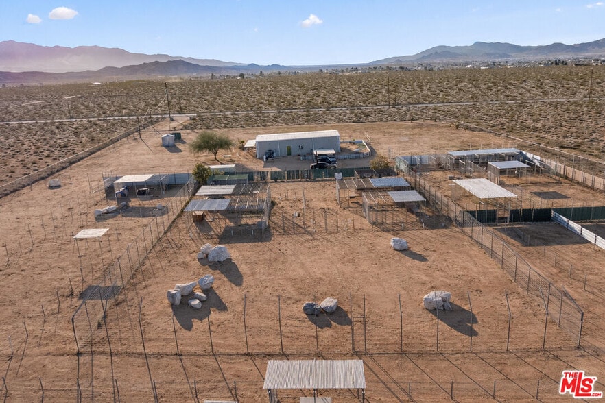 More Photos Of 9025 Camp Rock Rd, Lucerne Valley Veterinarian Kennel For Sale