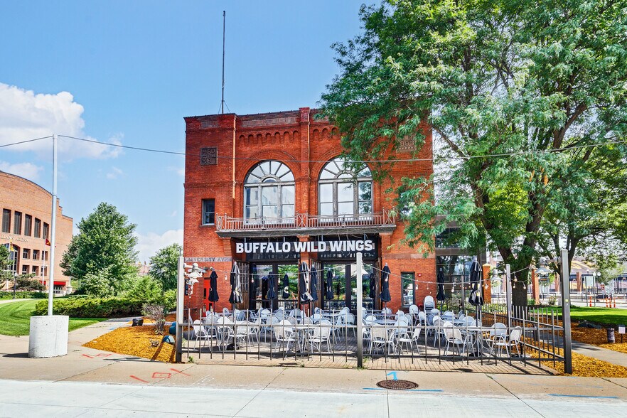 More Photos Of 2001 University Ave SE, Minneapolis General Retail For Sale