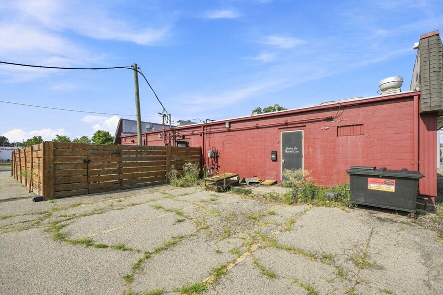 More Photos Of 1090 Rochester Rd, Troy Restaurant For Sale