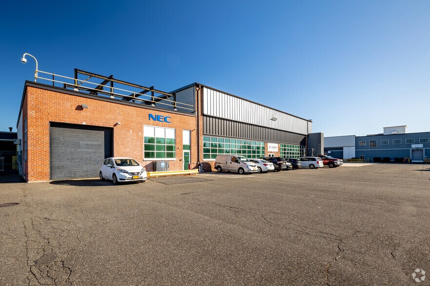 More Photos Of 15 Grumman Rd W, Bethpage Manufacturing For Lease