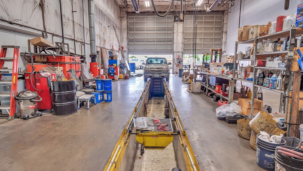 More Photos Of 7025 N Leadbetter Rd, Portland Service For Lease