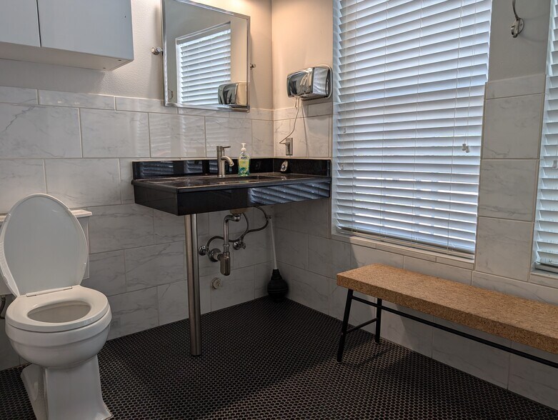More Photos Of 3906 Menchaca Rd, Austin Medical For Lease