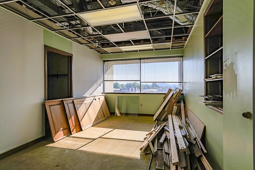 More Photos Of 1616 W Market St, Johnson City Medical For Lease