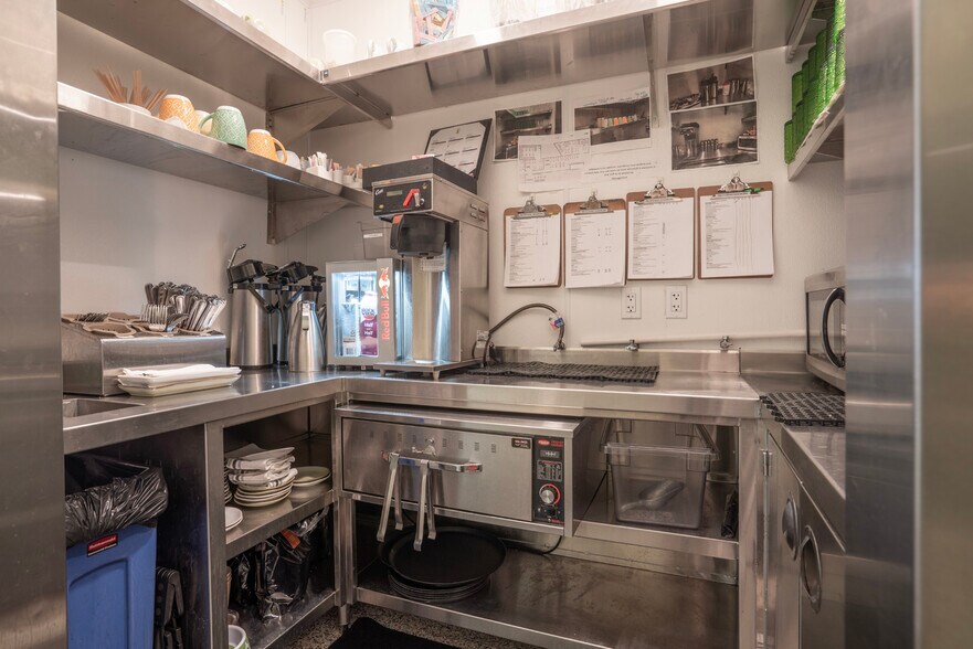 More Photos Of 664-668 N Palm Canyon Dr, Palm Springs Office For Sale