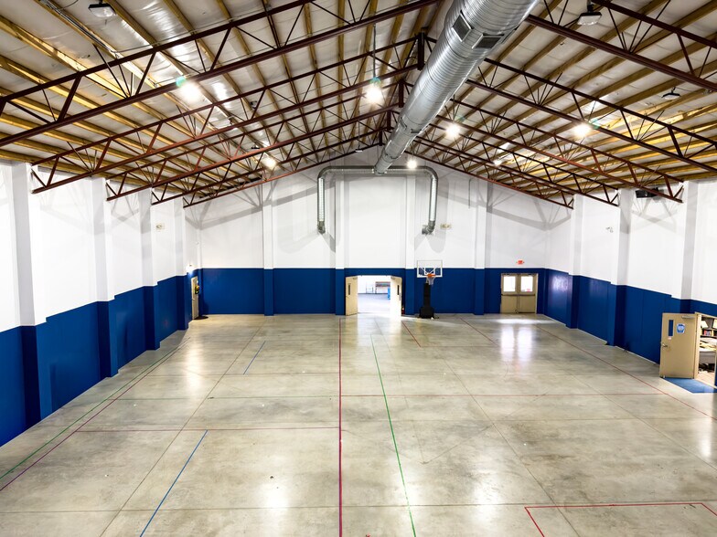 More Photos Of 634 Main St, Forest Park Flex For Sale