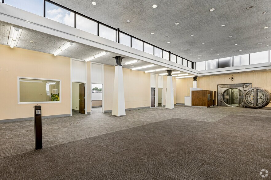More Photos Of 469 N Seymour Ave, Mundelein Bank For Sale