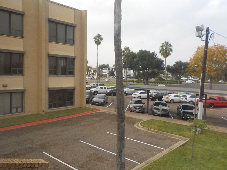 More Photos Of 3700 N 10th St, McAllen Office For Lease