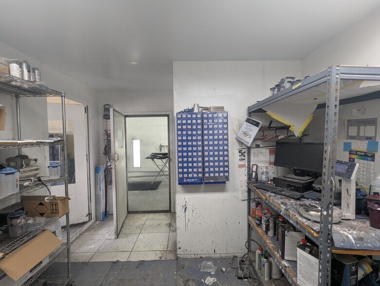 More Photos Of 5320 W Parkway St, Groves Industrial For Sale
