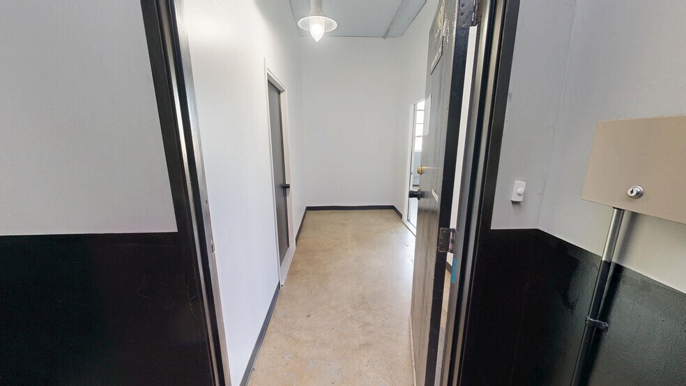 More Photos Of 530 E 8th St, Los Angeles Showroom For Lease