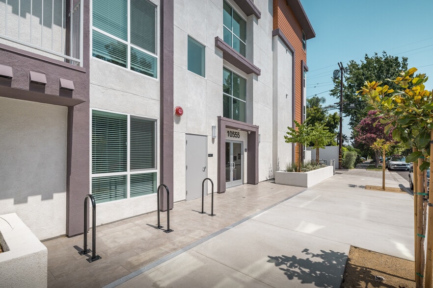 More Photos Of 10555 Bloomfield St, Toluca Lake Apartments For Sale