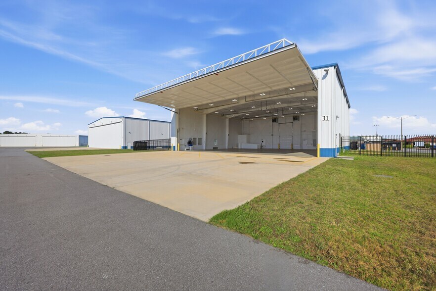More Photos Of 453 Airport Rd, Greenville Airplane Hangar For Lease