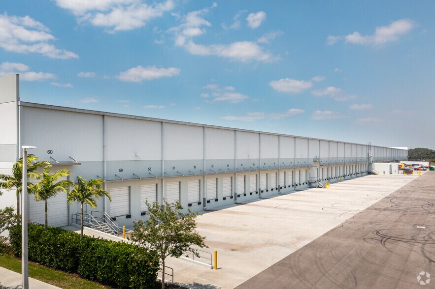 More Photos Of 10400 Meridian Center Pky, Fort Myers Warehouse For Lease