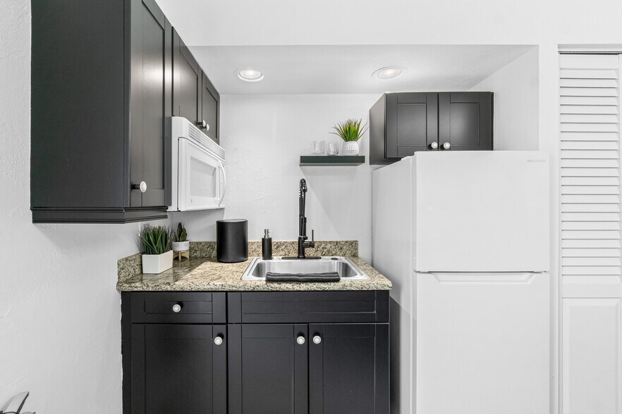 More Photos Of 203 NE 1st Ave, Delray Beach Office Residential For Lease
