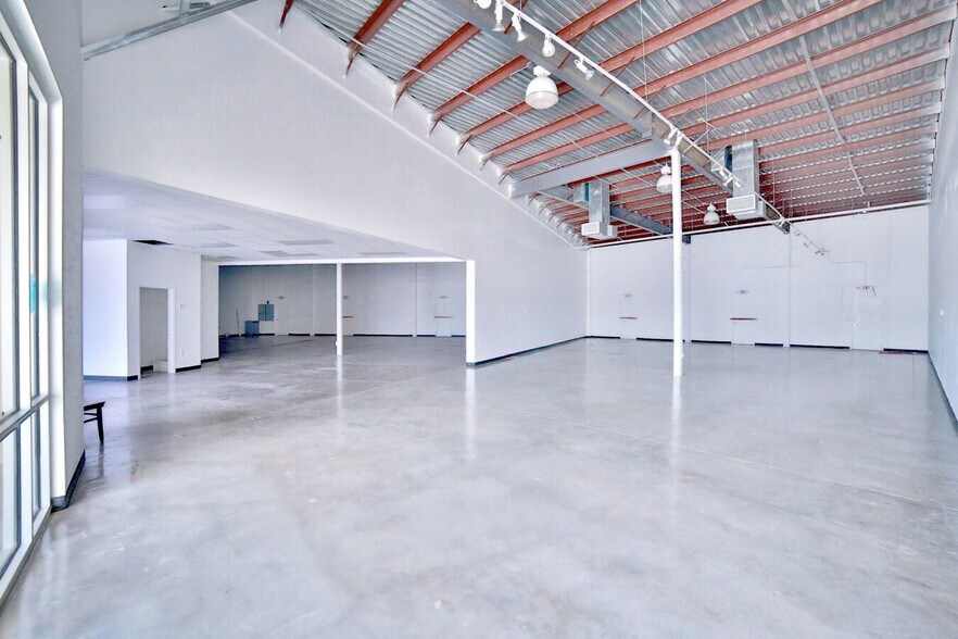 More Photos Of 11130 Gulf Fwy, Houston Storefront Retail Office For Lease