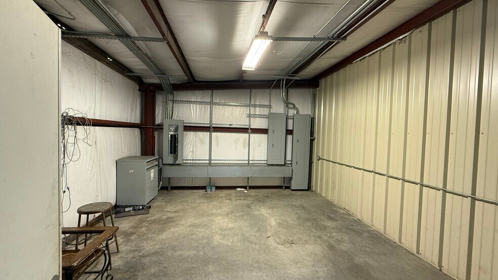 More Photos Of 306 Rogers St, Barnesville Warehouse For Lease