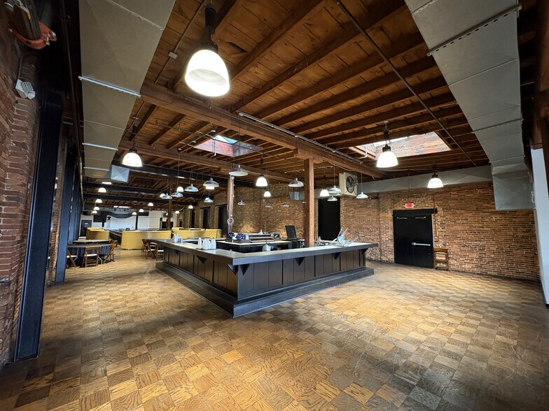 More Photos Of 316-318 Guilford Ave, Baltimore Bar For Sale