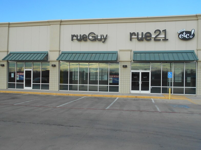 More Photos Of 1601 N I-27, Plainview Storefront Retail Office For Lease