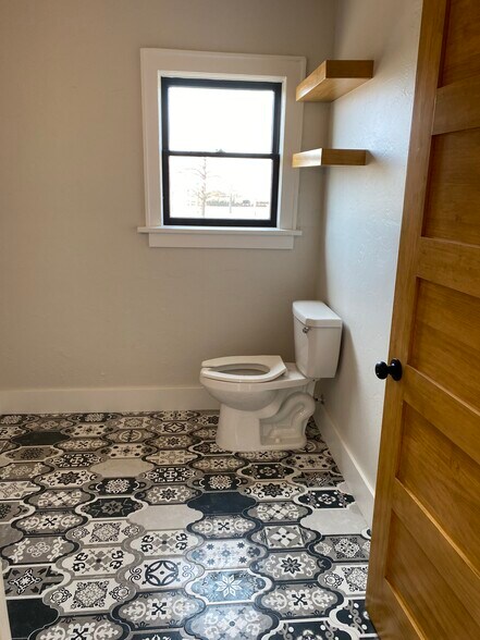 More Photos Of 608 E Eubanks St, Oklahoma City Office For Sale