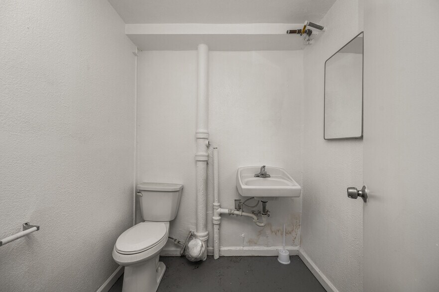 More Photos Of 4901 Telegraph Rd, East Los Angeles Flex For Sale