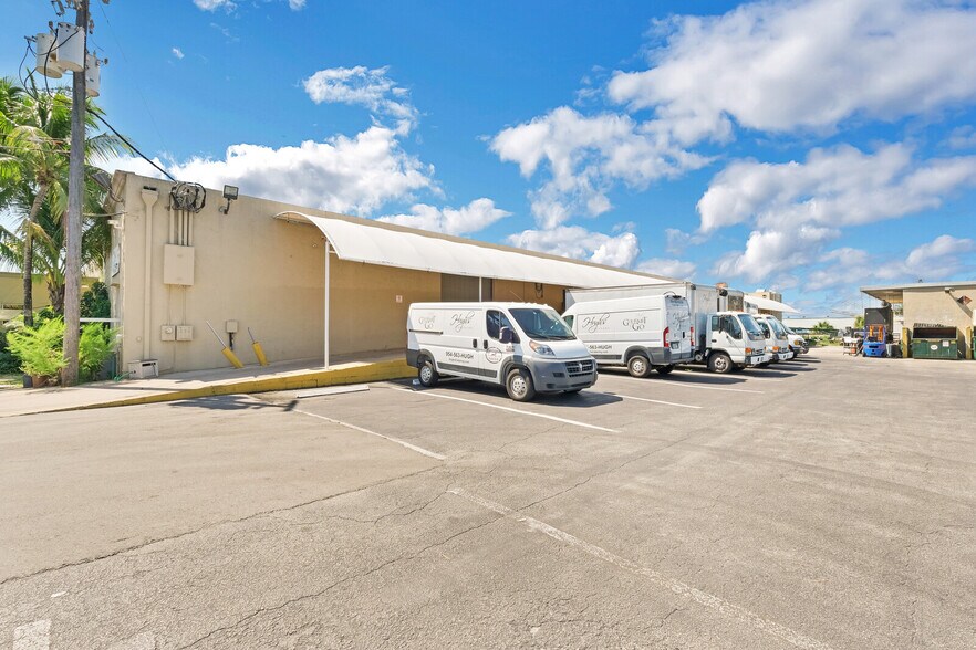 More Photos Of 4351 NE 12th Ter, Oakland Park Restaurant For Sale